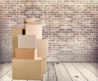  Arka planda bir sürü karton kutu var