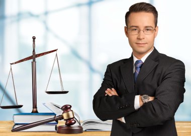 Yakışıklı beyaz avukat