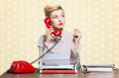 Vintage daktiloda çalışan kadın