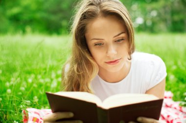 gün batımı ışık altında alan kadın