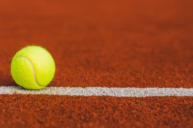 Sahada tenis topu 