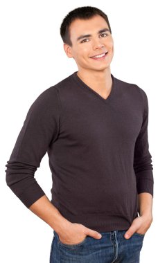 Yakışıklı genç adam kameraya bakıyor.