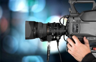 Kameraman ile onun fotoğraf makinesi  