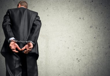 Adam arkadan kelepçeli