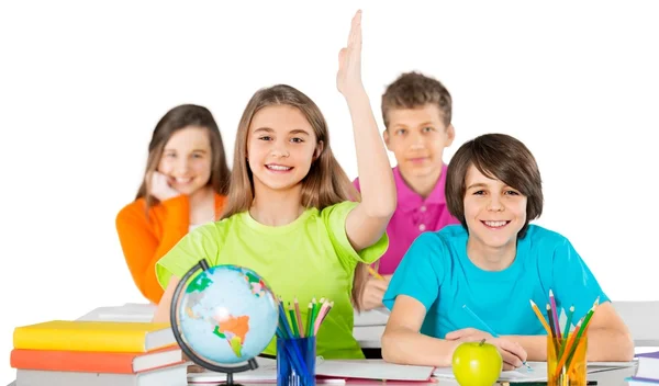 Niños en la escuela estudiando asignatura —  Fotos de Stock