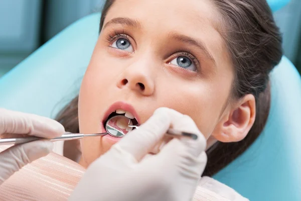Menina sentada no consultório de dentistas — Fotografia de Stock