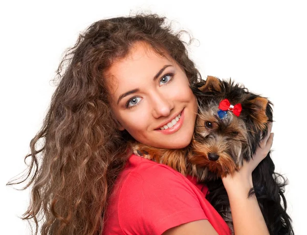 Chica joven sosteniendo perro —  Fotos de Stock