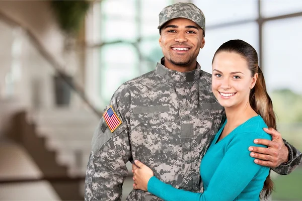 Soldado sonriente con su esposa — Foto de Stock