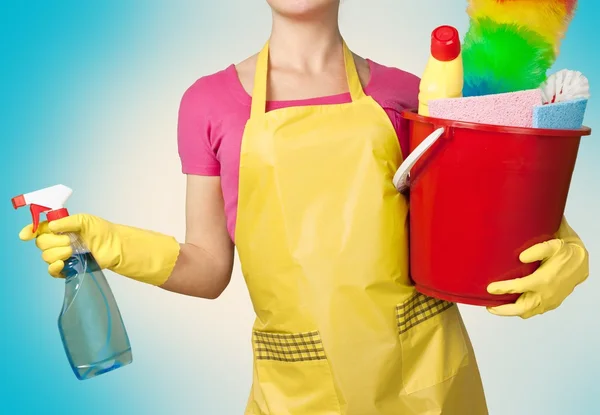 Mujer joven con productos de limpieza — Foto de Stock