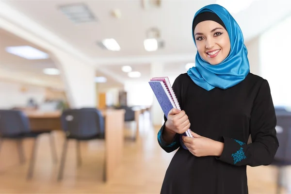 Wanita Muslim muda dengan buku catatan — Stok Foto