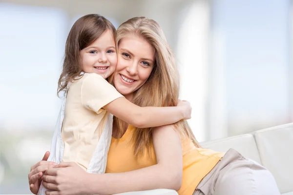 Mãe e filha abraçando — Fotografia de Stock