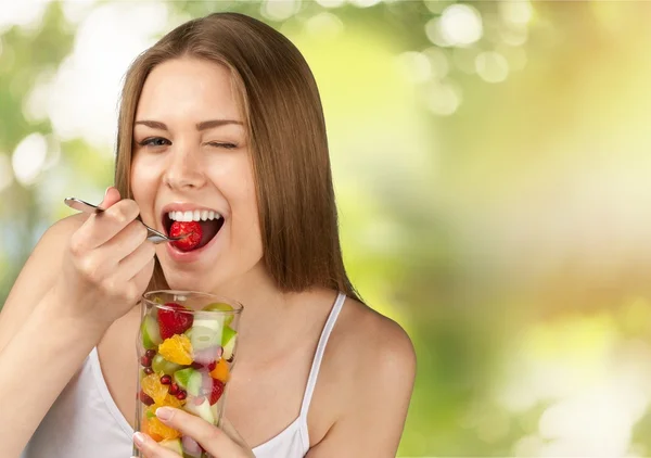 Aantrekkelijke vrouw met fruitsalade — Stockfoto