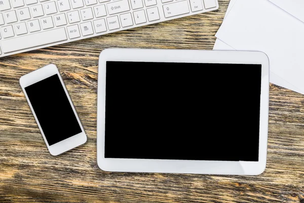 Smartphone con pantalla en blanco y mesa pc —  Fotos de Stock