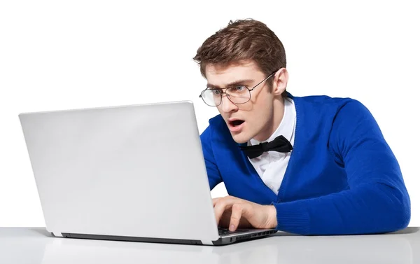 Mann mit Brille bedient Laptop — Stockfoto