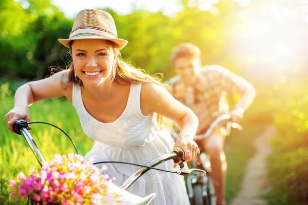 Couple cycling through the park — Stock Photo, Image