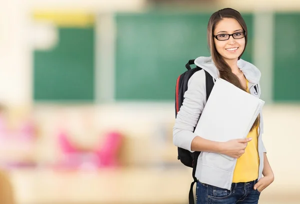 Junge Studentin in der Bibliothek — Stockfoto