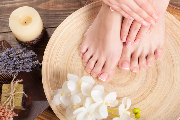 Vrouwelijke voeten bij spa pedicure procedure — Stockfoto