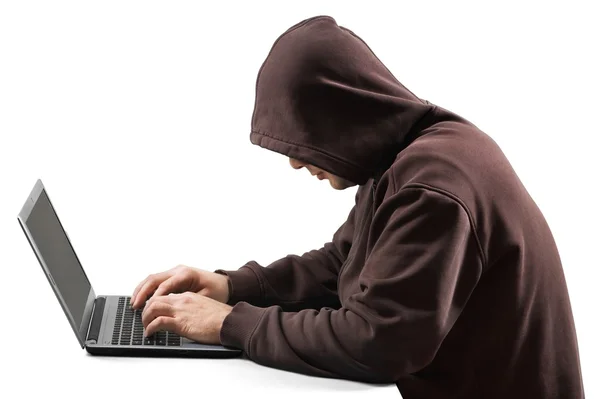 Hombre hacker utilizando el ordenador portátil . — Foto de Stock