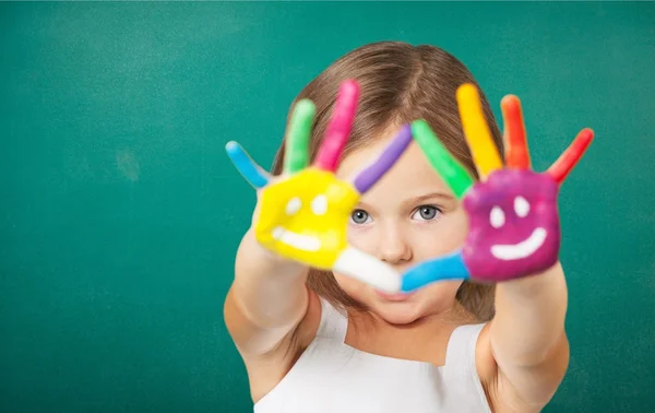 Niña con manos pintadas de colores — Foto de Stock