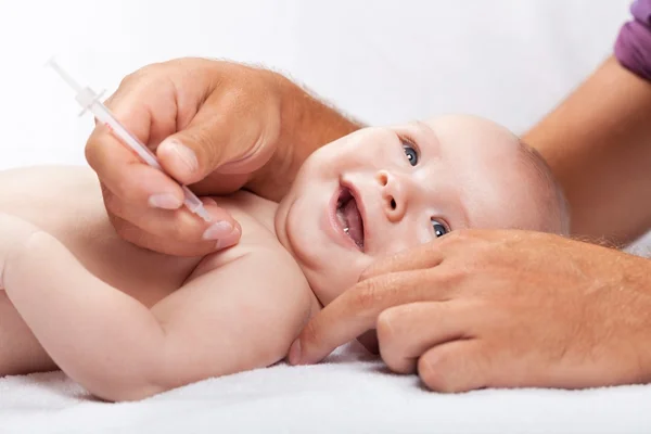 Lekarz na białym tle szczepienia dziecka — Zdjęcie stockowe