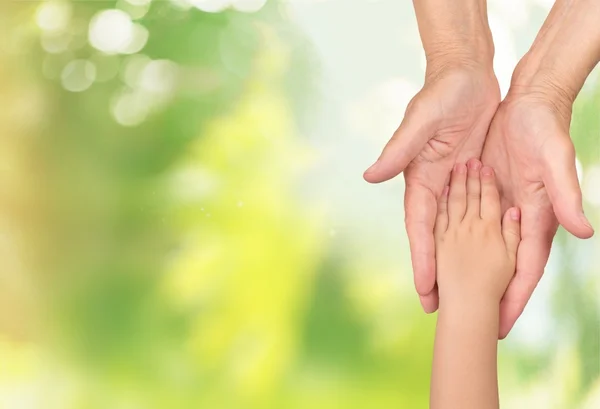 Piccola mano bambino con mano madre — Foto Stock