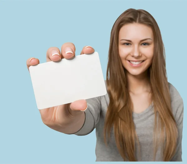 Chica bonita mostrando tarjeta en blanco — Foto de Stock