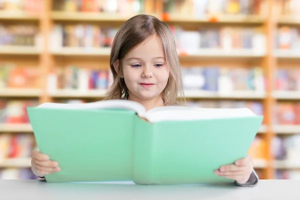 Jong meisje dat een boek leest — Stockfoto