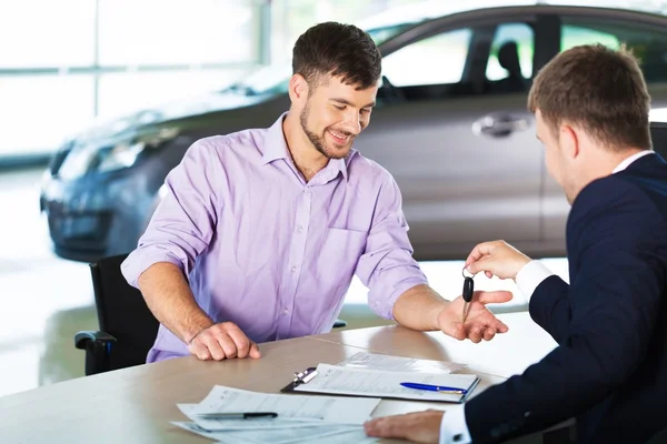 Hombre con distribuidor de coches — Foto de Stock