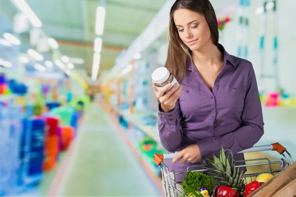 Mujer con carrito de compras —  Fotos de Stock