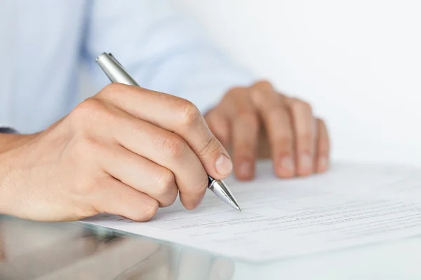 Empresario está firmando un contrato — Foto de Stock