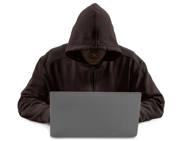 Hackaren använder dator bär mörka hoodie — Stockfoto