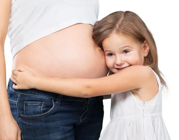 Mooie zwangere vrouw met haar dochter — Stockfoto