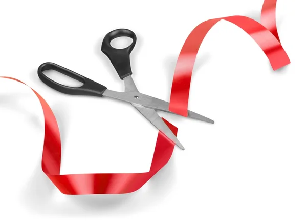 Nożyczki i czerwone wstążki na białe — Zdjęcie stockowe