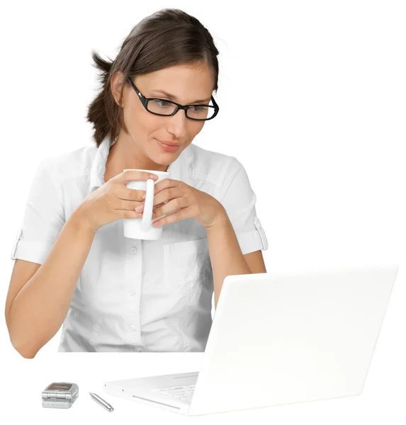 Junge Frau mit Laptop — Stockfoto