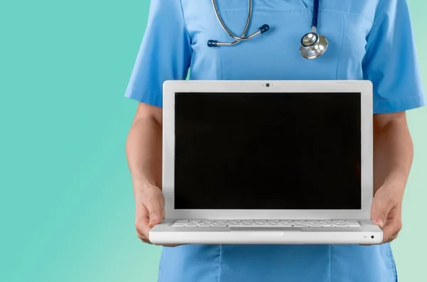 노트북을 가지고 일하는 의사 — 스톡 사진