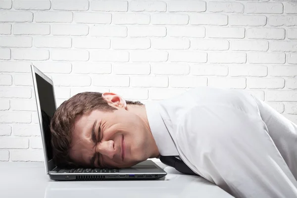 Retrato de empresário chateado com laptop — Fotografia de Stock