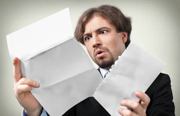 Стрессовый бизнесмен с бумагами — стоковое фото