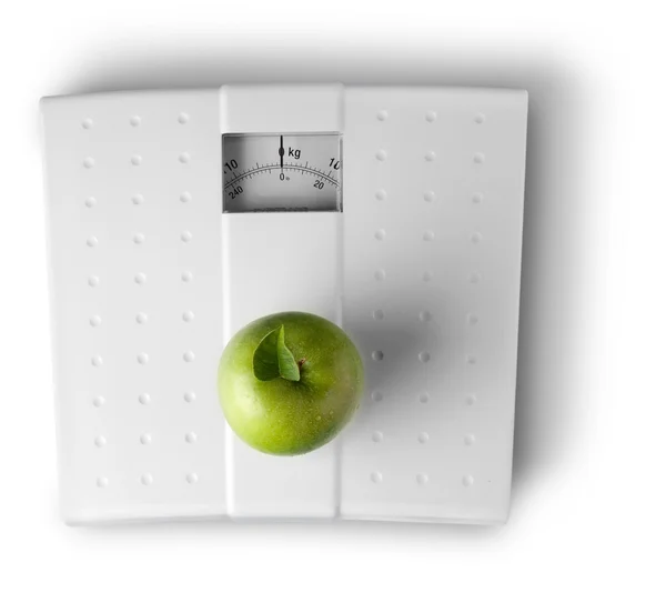Масштаб ванної, яблуко на білому — стокове фото