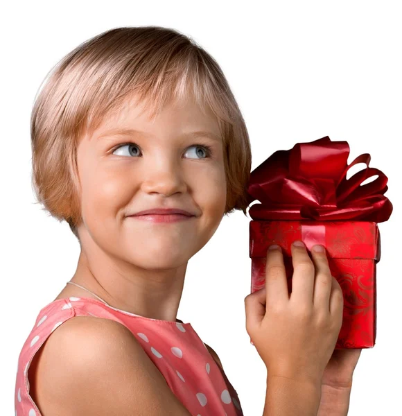 Маленька дівчинка з подарунковою коробкою — стокове фото