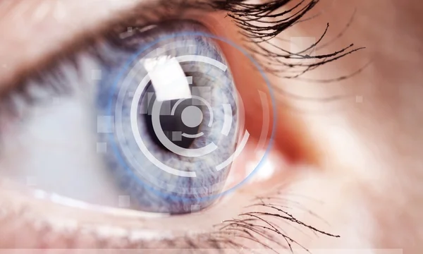 Weibliches Auge mit digitalem Hologramm — Stockfoto