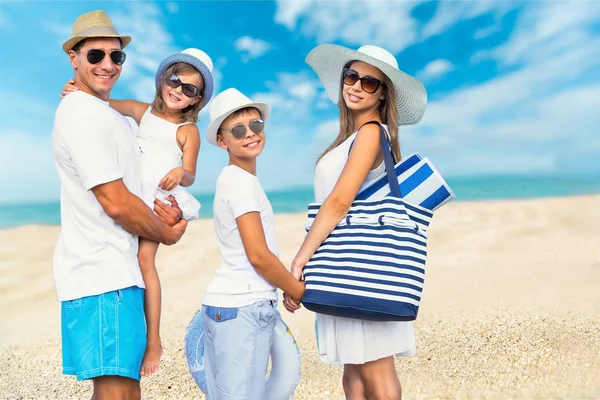 Família feliz em férias — Fotografia de Stock