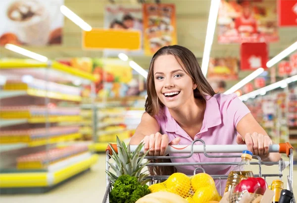 Kvinna med shopping cart — Stockfoto