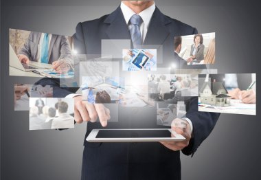 Sanal ekranda çalışan iş adamı.