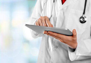 tablet pc ile çalışan doktor