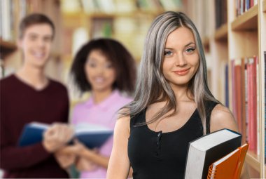 Genç öğrenci kız holding kitap