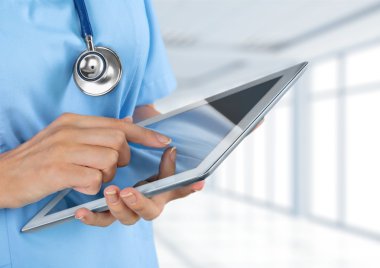 tablet pc ile çalışan doktor