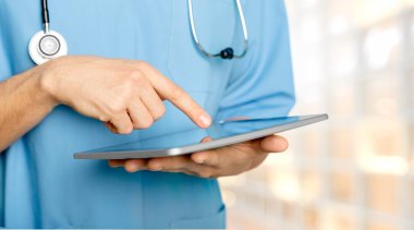 tablet pc ile çalışan doktor