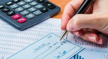 İş adamı hazırlamak bir çek yazma