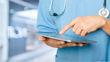 tablet pc ile çalışan doktor