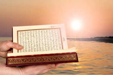 İslami kitap Kur'an elinde